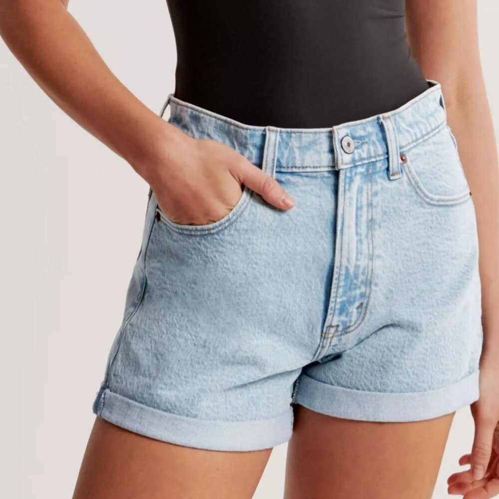 Abercrombie & Fitch High-Rise 2.5” Mom Short Women’s Size 30 / 10